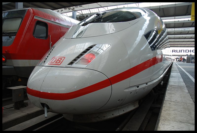 Aufgenommen im Bahnhof M�nchen-Hbf ICE 3 Triebkopf-Front.Kommend Als ICE 526 Von K�ln-Hbf.Daneben RB
28.07.07