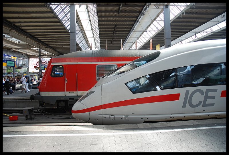 Aufgenommen Im Bahnhof Mnchen-Hbf.ICE 3 Triebkopf-Seite.Mit ICE 528 Steht Im Bahnhof Mnchen-Hbf auf Gleis 22 Zur Fahrt Nach Dortmund-Hbf.Daneben RB
28.07.07