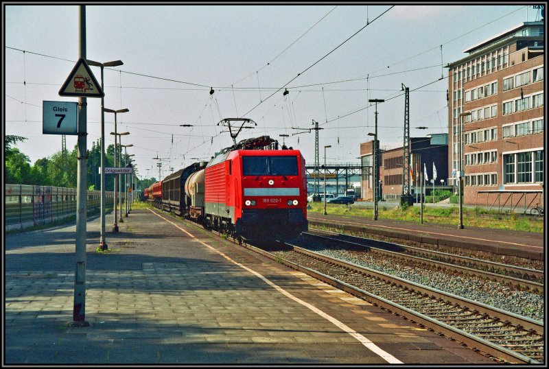 Aufgenommen in Knigswinter wurde die 189 020 als sie einen Gterzug ber die Rheinstrecke richtung Sden bringt.