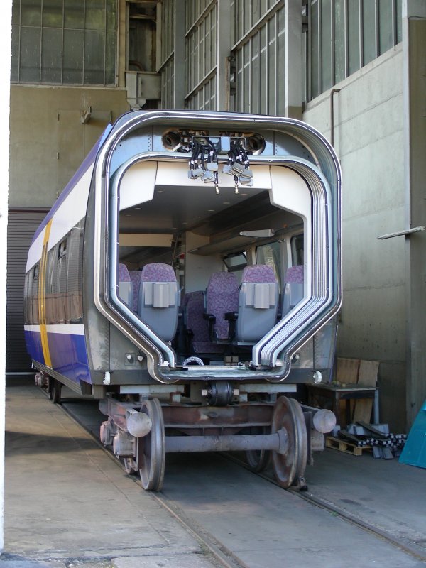 aufgeschnitten-abgetrennt
halber Triebwagen im Bahnwerk Neustrelitz am 04.05.07 beim TdoT