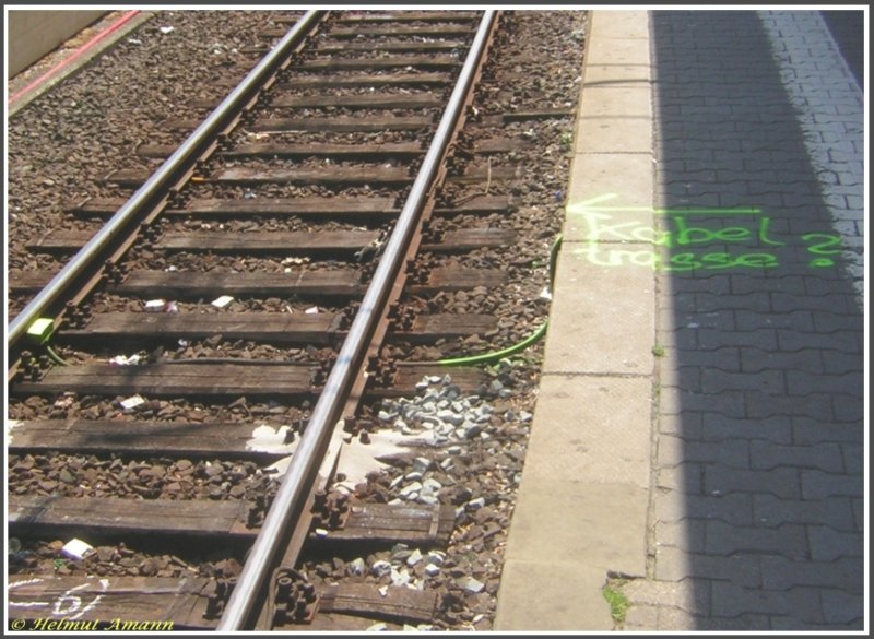Aufgesprhter Hinweis auf dem Bahnsteig der S-Bahn-Station Frankfurt am Main-Galluswarte whrend der Bauphase der Erneuerung von Gleis 1, am 21.05.2007 aufgenommen.