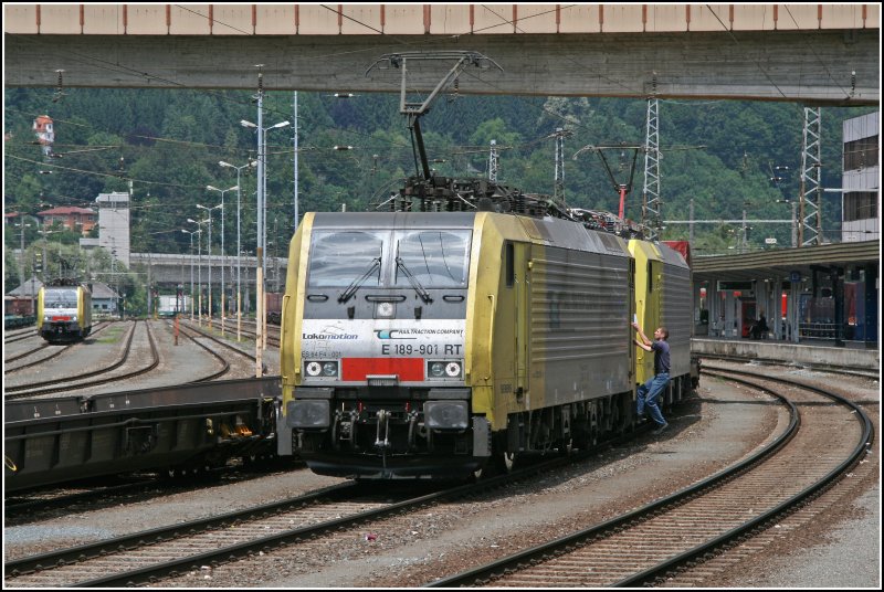 Aufgessen und Losgefahren: Nach der Abholung der Zugpapiere und der beigebe der Schiebelok kann nun der Brenner in Richtung Verona bezwungen werden. Links im Bild wartet E189 905RT und ES64U2-029 auf ihren Einsatz.