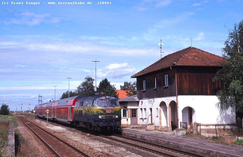 Aufgrund der 2004 in Burghausen stattgefundenen Landesgartenschau wurden einige Zge von Mnchen Hbf
bis dort durchgebunden. Am 30.8.'04 hatte 218 418 einen solchen Zug am Haken, als sie den Bahnhof Pirach
ohne Halt passierte.