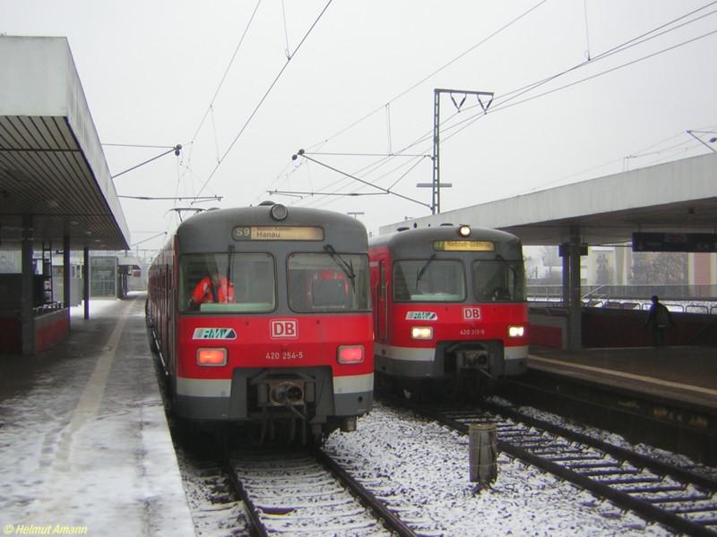 Aufgrund der Abfahrtszeiten im Bahnhof Frankfurt am Main-Niederrad
jeweils zur Minute 24 bei der S9 nach Hanau und zur Minute 28 bei der S7 nach Riedstadt-Goddelau ist es normalerweise nicht mglich,
diese beide gemeinsam nebeneinander auf das Bild zu bekommen. Am 17.01.2006 ergab sich diese seltene Konstellation nur aufgrund der
Tatsache, da sich die S9 nach Hanau mit 420 254 links im Bild durch eine kleine Reparatur am Scheibenwischer versptet hatte und noch am Bahnsteig stand, whrend die S7 mit 420 313 und 420 318
bereits eingefahren war.
