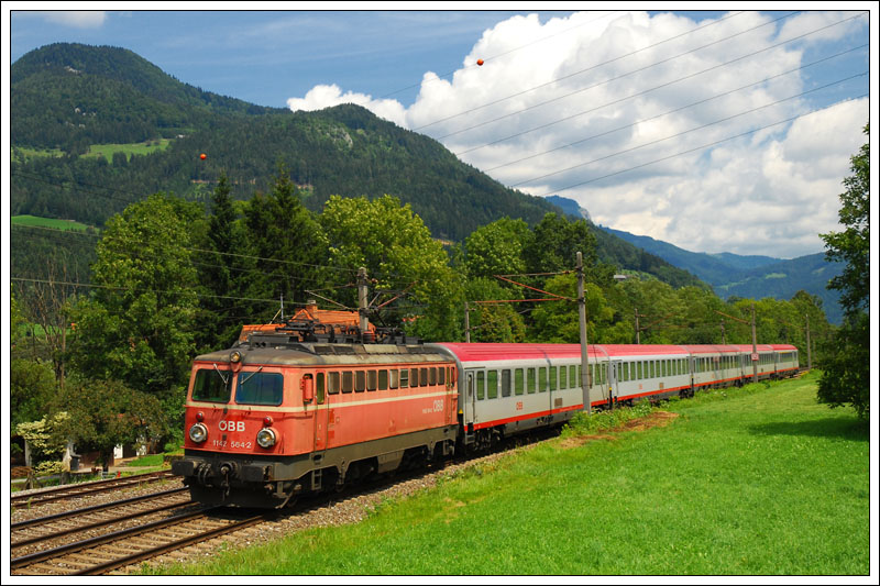 Aufgrund der angespannten Tfz-Situation wurden bis auf weiteres von den konserviert hinterstellten Loks der Reihe 1142 zehn Stck wieder aktiviert. 1142 564, welche seit 12.05.2009 hinterstellt war, war unter diesen Loks und bespannte am 29.7.2009 den OIC 559 „Stadt Bruck an der Mur“ von Wien nach Graz. Die Aufnahme entstand in Peugen kurz vor Frohnleiten. Mit ihren rund 920.000 Restkilometern werden wir sie noch eine Weile auf unseren Schienen antreffen knnen.
