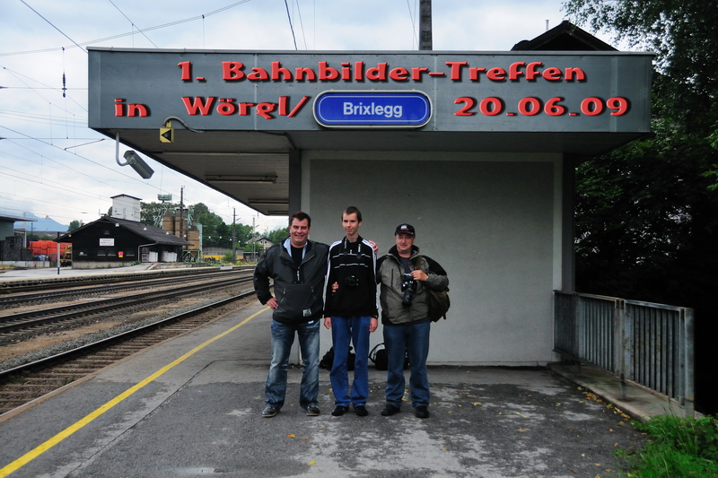 Aufgrund der Ankndigung und dem Aufruf ber Bahnbilder.de fand sich ein harter Kern in Wrgl und spter in Brixlegg zum 1. Bahnbilder-Treffen auf sterreichischem Boden ein, v.r.n.l.: Peter Plsch, Dennis Kraus und Helmut Dimitroff. Dank auch an die Lady hinter der Kamera, die dieses Erinnerungsbild ermglichte. (20.06.2009).