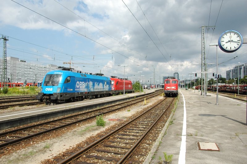 Aufgrund der Arlbergsperre stand der Kyoto-Stier (1016 023) am 16.08.08 gemeinsam mit 1116 248 und 115 383 in M�nchen Ost