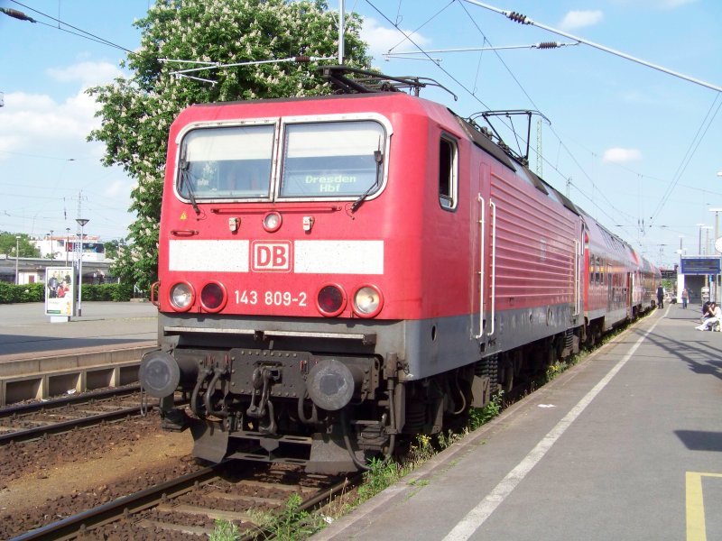 Aufgrund von Bauarbeiten am Gleis 10 und 11 im Cottbuser Hbf fhrt am 13.05.2008 der RE18 nach Dresden Hbf abweichend vom Gleis 5. Als Lok dient 143 809-2.