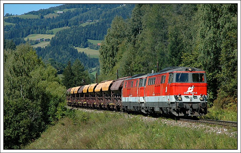 Aufgrund von Bauarbeiten im Bahnhof Obdach war der Streckenabschnitt Zeltweg-Bad St. Leonhard vom 14.9. bis zum 17.09.2007 gesperrt. 2143.067 und 2143.062 am 13.9.2007 mit einem Schotterzug, der an den nachfolgenden Tagen fr die Bauarbeiten bentigt wurde, aufgenommen zwischen Kathal und Obdach, wo die Schotterwaggons in weiterer Folge hinterstellt wurden.