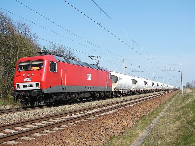 Aufgrund von Bauarbeiten in Waren (Mritz) wurden einige Gterzge von Rostock-berseehafen nach Berlin ber die Trasse Stralsund-Pasewalk umgeleitet, darunter auch der MEG Zementpendel. Hier mit  MEG 801 auf dem Weg nach Rostock-berseehafen, bei der Durchfahrt durch Martensdorf. (28.04.08)