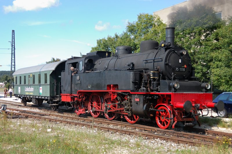 Aufgrund des gro�en Andrangs wird der Lokalbahnzug um einen weiteren Wagen verst�rkt. 75 1118 dr�ckt den Dre 85 211 an den bereitgestellten Museumszug. (Amstetten am 17.08.2008).