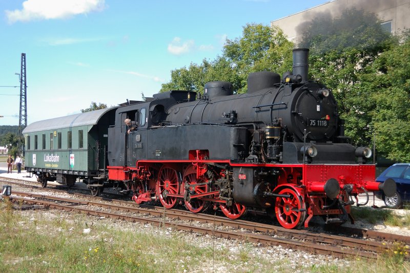 Aufgrund des groen Andrangs wird der Lokalbahnzug um einen weiteren Wagen verstrkt. 75 1118 drckt den Dre 85 211 an den bereitgestellten Museumszug. (Amstetten am 17.08.2008).