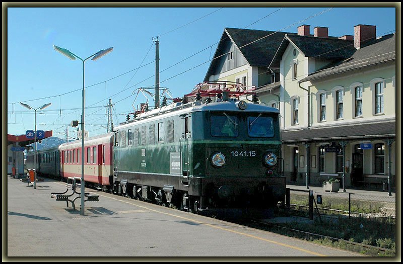 Aufgrund des Sonnenstandes war es nicht einfach, am 19.8.2006 den Erlebniszug Wachau in Tulln zu fotografieren. Da aber 1041 015 diesen Zug an diesem Tag bespannte (normalerweise wird der Zug von einer 1046 bespannt), habe ich alle Mglichkeiten ausgeschpft, um ein halbwegs brauchbares Bild zu erhalten.