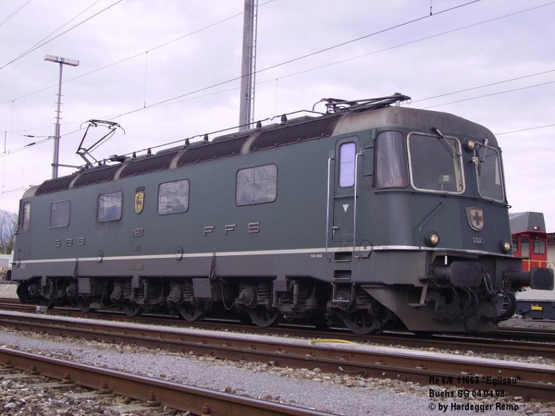 Aufgrund des weissen Dreiecks an der Fhrerstands-Tre kann man erkennen, das die Lok mit ETCS ausgerstet ist. Also neue Technik verbunden noch mit dem  alten  grnen Farbkleid und den runden Stirnlampen.
Buchs SG 04.04.08