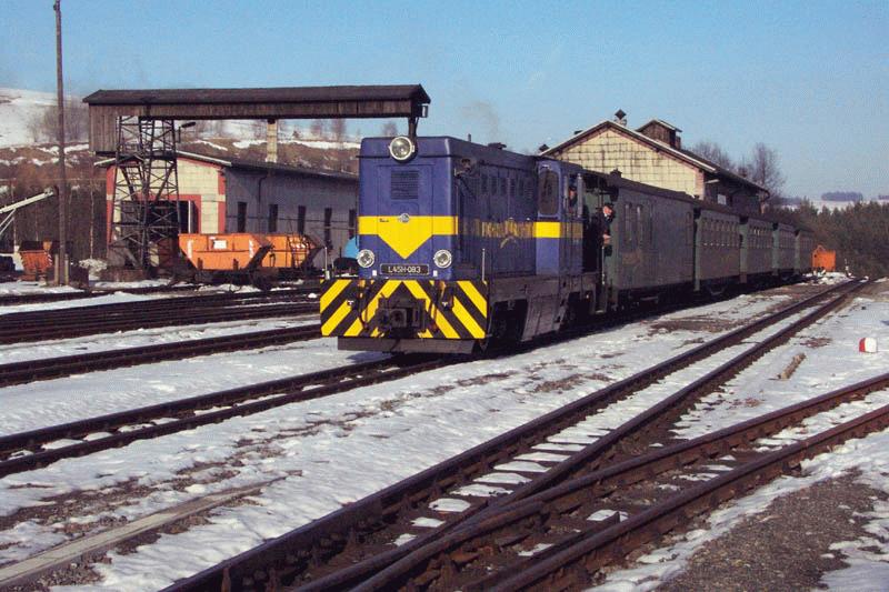 Aufgrund eines Dampflokschadens wurde der Personenzug von Oberwiesenthal nach Cranzahl und zurck mit der Diesellok befrdert, Einfahrt Oberwiesenthal am 29.03.2002