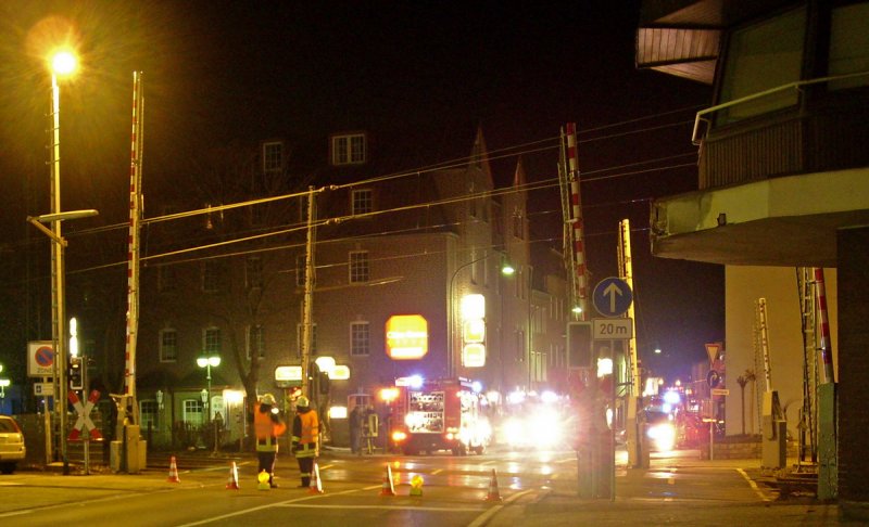 Aufgrund eines K�chenbrandes in der Wohnung neben dem Bahn�bergang hinter dem Bf Geilenkirchen wurde dieser f�r den Autoverkehr erstmal gesperrt. 6.3.2009