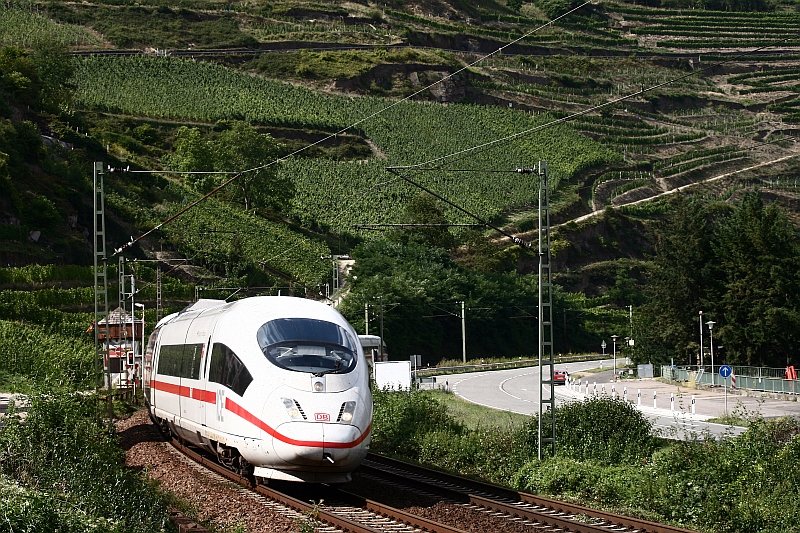 Aufgrund eines Personenunfalls auf der Neubaustrecke Frankfurt-Kln wurden einige ICE-Zge am 14. August 2008 ber die linke Rheinstrecke umgeleitet. Die Aufnahme zeigt einen ICE Triebzug der dritten Generation in Oberwesel.