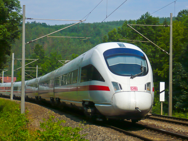Aufgrund der Fahrzeitreserven der ICE zwischen Nürnberg und Saalfeld ohne Zwischenhalt war ICE 1716 am 01.07.2009 mit nicht einmal 5 Minuten Verspätung unterwegs. Bis zum nächsten Halt Saalfeld (Saale) sind es noch ca. 5 km.