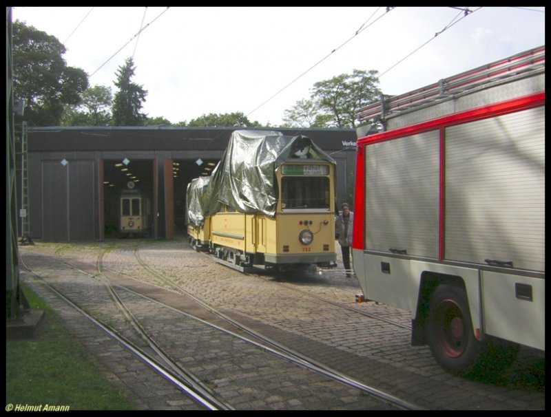 Aufgrund fehlender personeller und zeitlicher Ressourcen in der Hauptwerkstatt mu�ten erforderliche Rangierarbeiten am Verkehrsmuseum Schwanheim am 10.09.2006 anders organisiert werden. Daher zog die Freiwillige Feuerwehr Schwanheim die Z�ge mit ihrem L�schfahrzeug aus der Halle West, hier den D-d-Zug 392-957, die Z�ge waren vorher zum Schutz vor m�glichem Regen mit Planen abgedeckt worden.