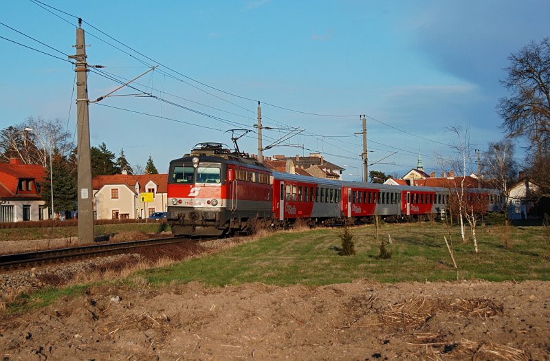 Aufgrund der gesperrten Donaubrcke bei Tulln verkehrt der ER 9314, hier mit 1142 598, derzeit zwischen Stockerau und Gmnd N. Die Aufnahme entstand am 24.03.2009 kurz nach Stockerau, als nach einem Regenschauer wieder die Sonne rauskam. 