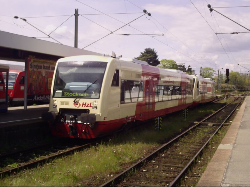 Aufgrund einer Gleisnderung stehen die RegioShuttle VT 47 + VT xx als Hzl 85933 nach Stockach auf dem, im alltglichen Betrieb kaum genutzten, Gleis 2 statt 1 in Radolfzell. 02.05.08