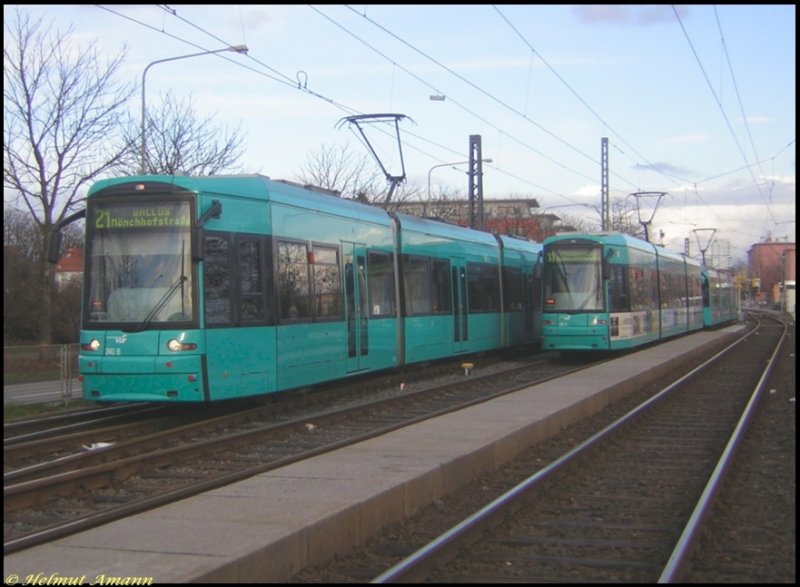 Aufgrund von Gleisbauarbeiten endete die Linie 11 nach H�chst am Wochenende 24./25.02.2007 an der M�nchhofstra�e, wo auch die Linie 21 planm��ig endet. Dadurch kam es zeitweilig zu einigem Andrang in der Umsetzanlage. Der 4. Zug der Linie 21 mit dem S-Triebwagen 240 links im Bild war am 25.02.2007 gerade angekommen und wartete, bis der R-Triebwagen 001 auf dem 3. Zug der Linie 21 und der S-Triebwagen 238 auf dem 4. Zug der Linie 11 Platz machten auf dem Umsetzgleis. 