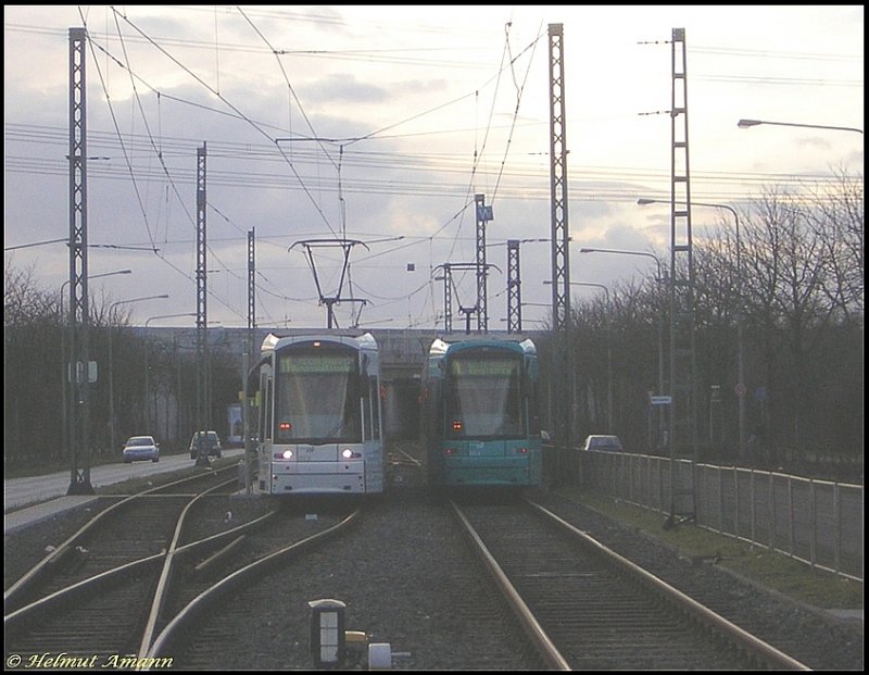 Aufgrund von Gleisbauarbeiten endete der Stra�enbetrieb auf der Strecke nach H�chst am Wochenende 24./25.02.2007 an der M�nchhofstra�e. Die S-Triebwagen 203 links im Bild und 223 rechts standen am 25.02.2007 als Z�ge Nummer 9 und 10 der Linie 11 nebeneinander, der Fahrer des Triebwagens 203 hatte bereits die Fahrtrichtung gewendet, w�hrend sein Kollege sich anschickte, vom Streckengleis auf das Umsetzgleis zu wechseln.