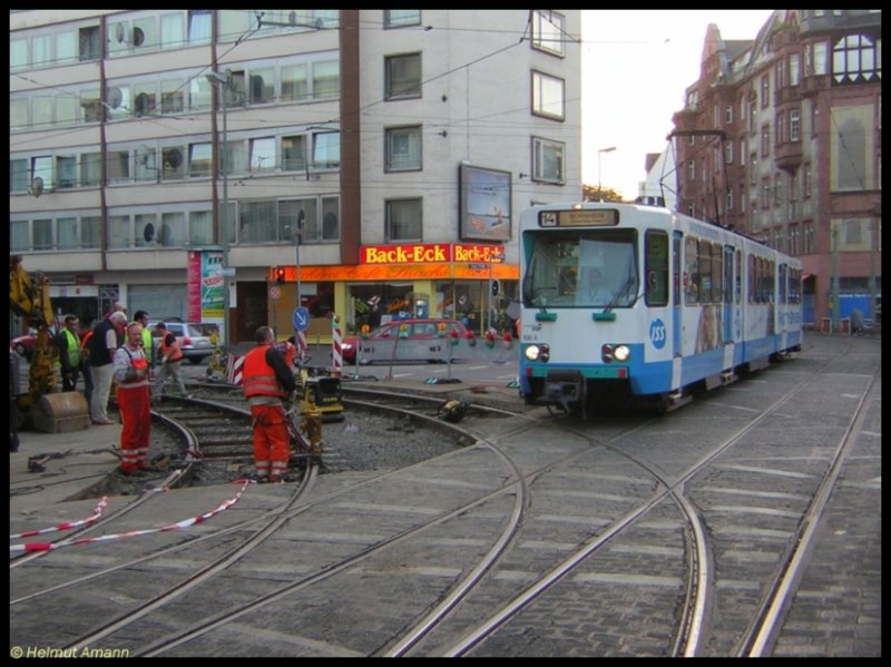 Aufgrund von Gleisbauarbeiten konnte die Linie 14 am 15.10.2006 ihre Stammstrecke zwischen Allerheiligentor und Sdbahnhof nicht befahren und wurde ber die Altstadtstrecke umgeleitet. Der Pt-Triebwagen 690 fuhr am 15.10.2006 auf dem 9. Zug nach Bornheim / Ernst-May-Platz bei der Einfahrt in die Haltestelle Allerheiligentor an der Gleisbaustelle vorbei, die Ursache der Umleitung war.
