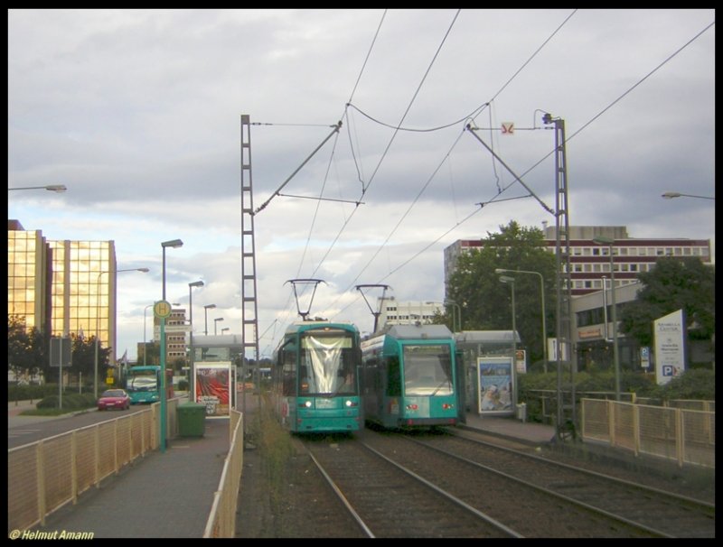 Aufgrund von Gleisbauarbeiten wendete die Linie 12 am Wochenende 19./20.08.2006 in der Brostadt Niederrad, ab dort fuhr Schienenersatzverkehr nach Schwanheim. Am 20.08.2006 begegneten sich der 9. Zug mit dem S-Triebwagen 234 und der 1. Zug mit dem R-Triebwagen 037 an der Haltestelle Brostadt Niederrad, im Hintergrund wartete der Bus, um die Fahrgste nach Schwanheim zu befrdern.