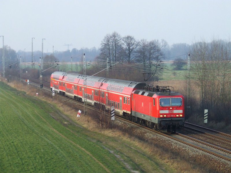 Aufgrund von hufigen Wildunfllen, rstete die DB Regio Nordost, einigen ihrer 143iger zustzliche Fernscheinwerfer nach. So auch 143 360, die gerade auf dem Weg nach Wnsdorf-Waldstadt, mit ihrem RE 7 ist. 24.02.2007