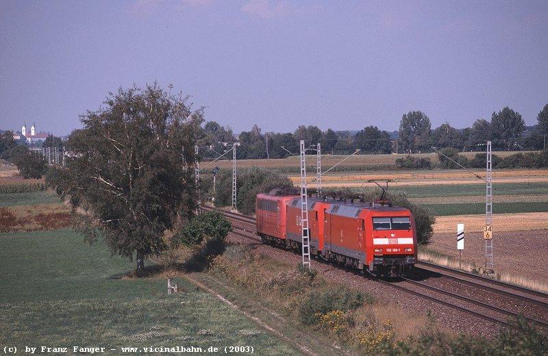 Aufgrund immer wieder vorkommender Verstrkerleistungen der baureihe 420 im Mnchner S-Bahn-Verkehr auf der Linie S1
musste allmhlich ein neuer Fotopunkt an dieser Strecke gefunden werden, um das schmucke Fahrzeug in annehmbarer Umgebung
fotografieren zu knnen. Kaum war der ideale Fotopunkt mit einzelstehender Birke und Freisinger Dom im Hintergrund gefunden
und das Grnzeug am Gleis zurckgeschnitten, kam auch schon ain Lokzug daher, bestehend aus 152 168, 152 003 und 151 086.