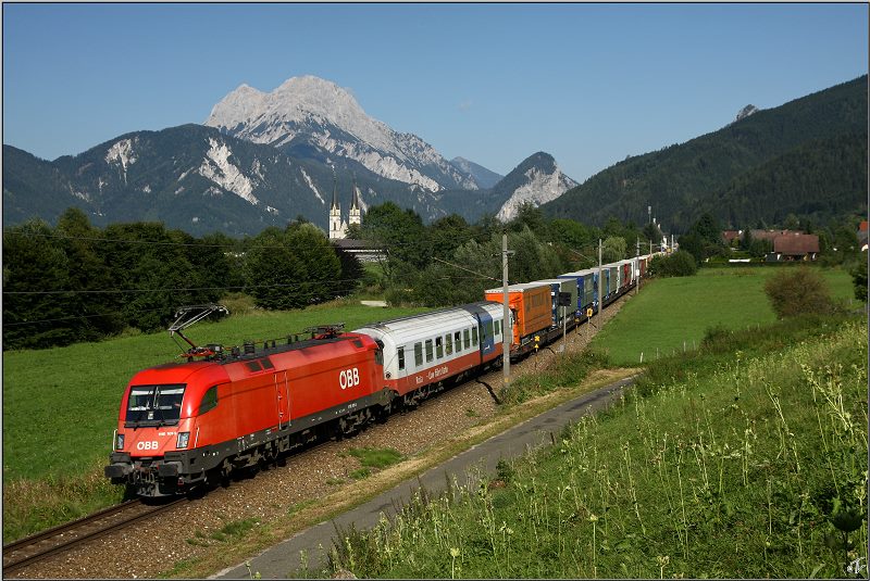 Aufgrund der Phyrnsperre fhrt diese RoLa durch das Gesuse.Bespannt wurde dieser Zug von dem Taurus 1116 101.
Admont 24.08.2009
