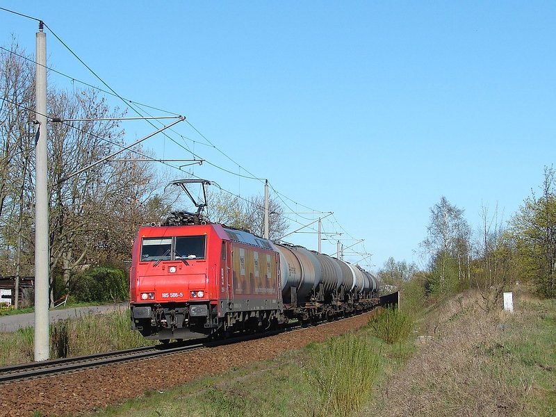 Aufgrund der Streckensperrung in Karow in Folge des Zugunglckes, wurden diverse Kesselwagenzge aus Angermnde ber Stralsund umgeleitet. Hier die Heizprofi 185 586 der HGK kurz nach Verlassen des Hbf Stralsund. (18.04.09)
