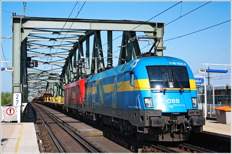Aufgrund von Umbauarbeiten im Bf. Stadlau wurden einige G�terz�ge �ber die Wiener S-Bahn-Stammstrecke umgeleitet. Davon betroffen war auch der NG 68182 von Stadlau nach Wien ZVBF, welcher am 14. April 2009 beim Passieren der Haltestelle Wien Handelskai mit der 1116.029 (EM-Lok Schweden) abgelichtet wurde.