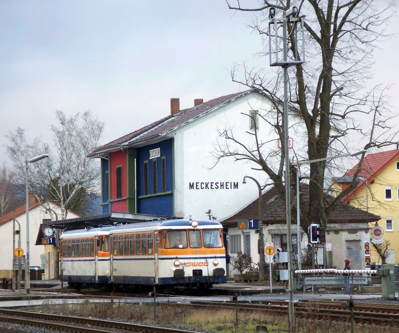 Aufgrund einer verspteten Regionalbahn aus Heidelberg dieselte der SWEG VT 27 mit VS 142 am 06.02.08 mit rund 10 Minuten Versptung aus dem Bahnhof Meckesheim seinem Ziel, Aglasterhausen, entgegen.