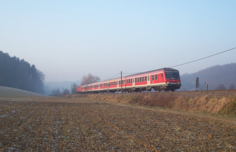 Aufgrund der verspteten Regionalbahn Richtung Heidelberg hatte am 22.12.07 auch der Nachmittags-RE Richtung Heilbronn ca. 10 Minuten Versptung, der die Regionalbahn in Meckesheim abwarten musste, bevor er sich auf den eingleisigen Streckenabschnitt begeben konnte.