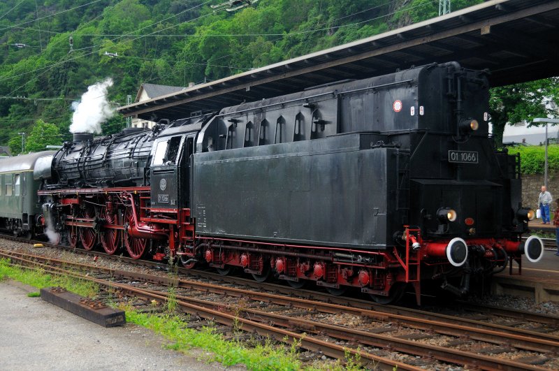Aufgrund der Versptung von fast 95 Minuten wurde die Umfahrung ber Bingen - Mainz - Rdesheim und dann die rechte Rheinstrecke Richtung Koblenz aufgegeben. Es galt die Fahrgste des Zuges in Koblenz wieder aufzunehmen, welche den Rhein schiffmig hinauf dampften . Also hie es Tender voran fr 01 1066... (Bacharach Bhf, 16.05.09). 