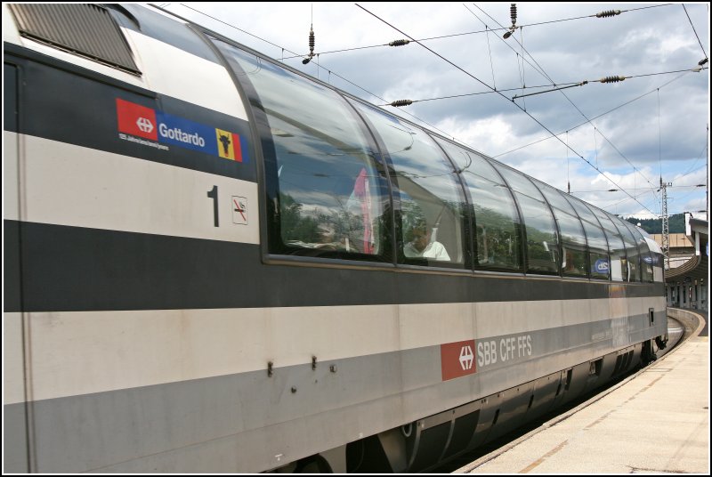 Aufkleber zum 125.Geburtstag der Gotthardbahn. Aufgenommen am Panoramawagen des OEC162  TRANSALPIN  nach Basel. (28.06.07)