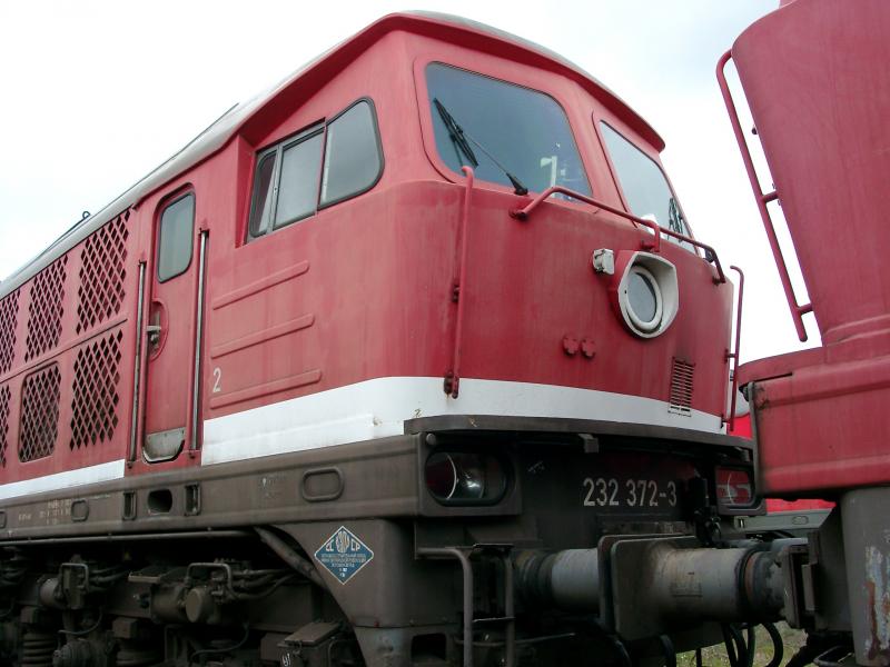 Aufnahme vom 06.06.2004. Lok 232 372, unter vielen anderen, abgestellt im Fhrhafen-Gterumschlagbahnhof Mukran / Rgen.