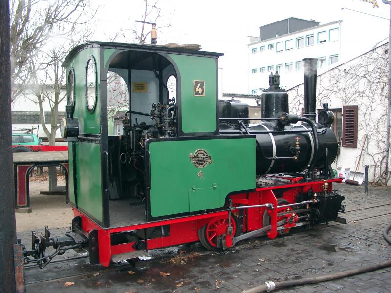 Aufnahme vom 12.12.2004 im Frankfurter Feldbahnmuseum e.V.
Lok 4 von Orenstein & Koppel, Baujahr 1906.
