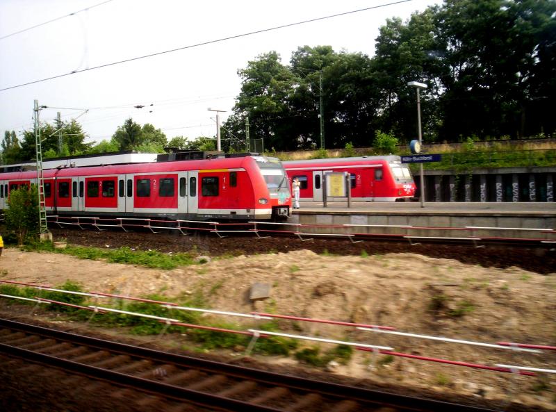 Aufnahme aus einem RE. Ein 423 und eine alte S-bahntraktion in Kln-Buchforst. Die alte S-bahn ist die S6 anch Essen, der 423 die S11 nach Dsseldorf-Wehrhan. 18.07.2005