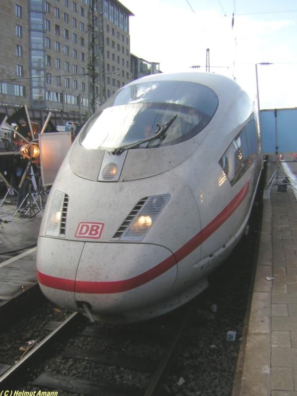 Aufnahmen fr einen DB-Werbefilm mit 403 003 am 29.09.2005
im Hauptbahnhof Frankfurt am Main am Gleis 1a, offenbar 
wurde der Zug fr die Aufnahmen aber nicht vorher durch die
Waschanlage gefahren.