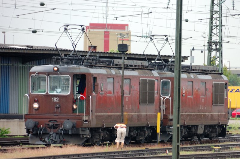 Aufrstungscheck bei BLS Re 4/4 182 nd 181. Besonderheit an diesem Loktyp: Der Einstieg befindet sich in der Lokfront.. und lt sogar eine Lampe des Dreilichtspitzensignals auf die Seite klappen. (Basel-Bad, 12.08.08)