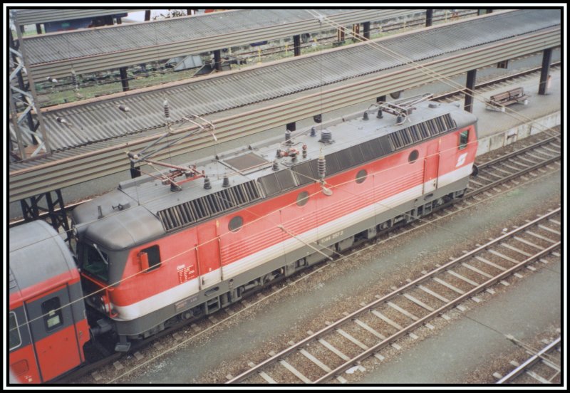 Aufs Dach geschaut ;-) Die Wiener 1044 257 wartet im Sommer 2000 mit einem EuroCity auf die Weiterfahrt nach Bregenz. Heute heit die Maschine 1144 257 und hat in der Tiroler Landeshauptstadt eine neue Heimat gefunden.