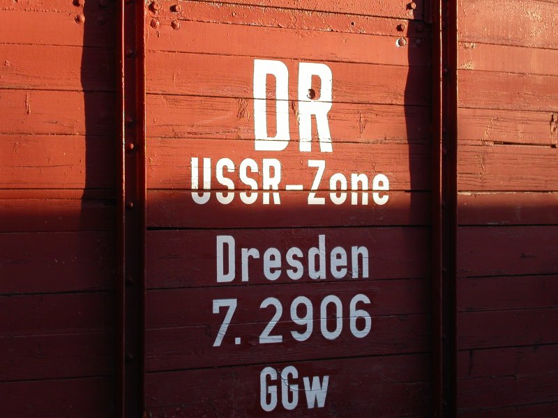 Aufschrift eines rekonstruierten Schmalspurgterwaggons im Bahnhof Bertsdorf (Zittauer Schmalspurbahn)