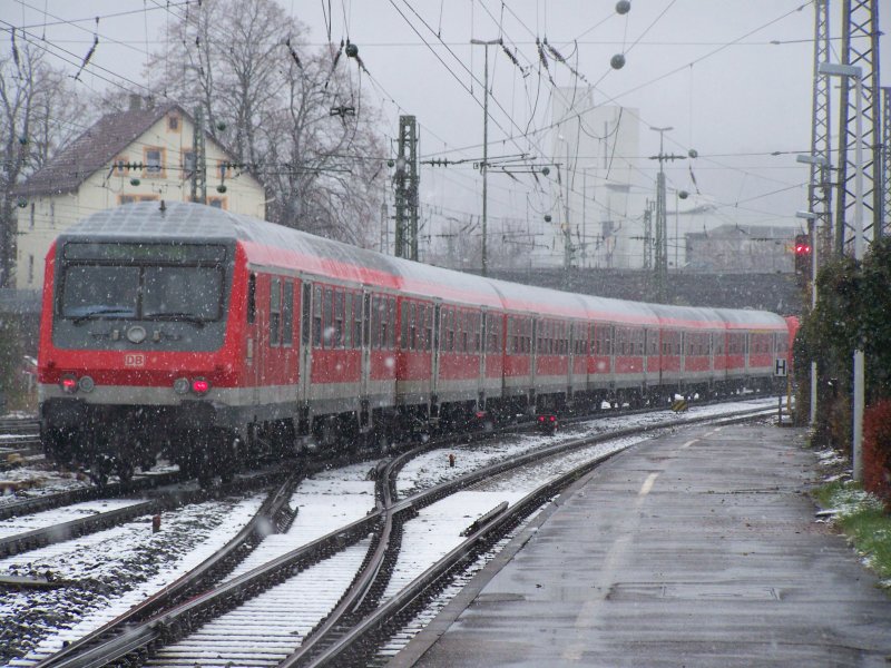 Augen zu und durch. Ein Regionalexpress von Aalen nach Stuttgart Hbf kmpft sich am 10.November 2007 durch den ersten Schnee. Aufgenommen bei der Ausfahrt aus Aalen.
