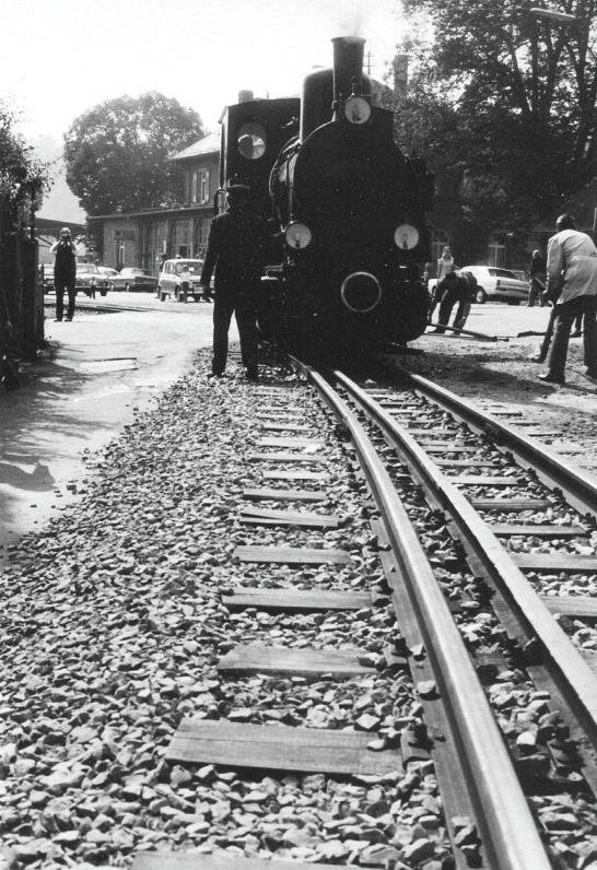 August 1971  Helene  beim Wasserfassen.
Ort: Kleinbahnbahnhof Mckmhl