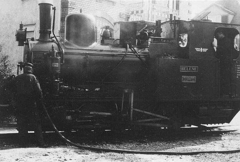 August 1971 Lokomotive  Helene  der DGEG unternimmt ihre erste Fahrt auf der Jagsttalbahn.
Ort: Kleinbahnbahnhof Mckmhl