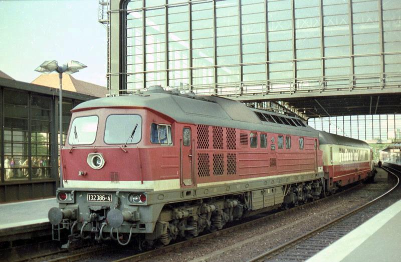 August 1991. Ausfahrt eines IC aus dem Bahnhof Berlin-Zoo
mit einem IC Ri. Hamburg. Die Lok hat noch die alte Nummer
132-386