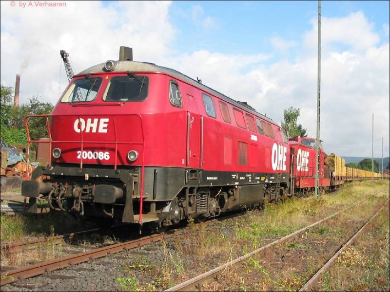 aus der 216 158 ist inzwischen die OHE Lok 200086 geworden, hier vor einem Holzug in Bodenfelde (-Niedergrne)am 06.08.2005